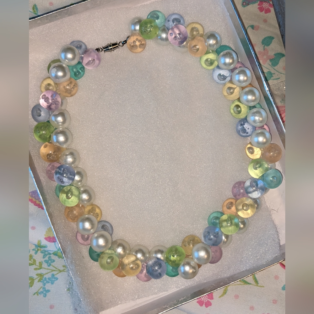 EVC 60'S LUCITE & FAUX PEARL 16" NECKLACE